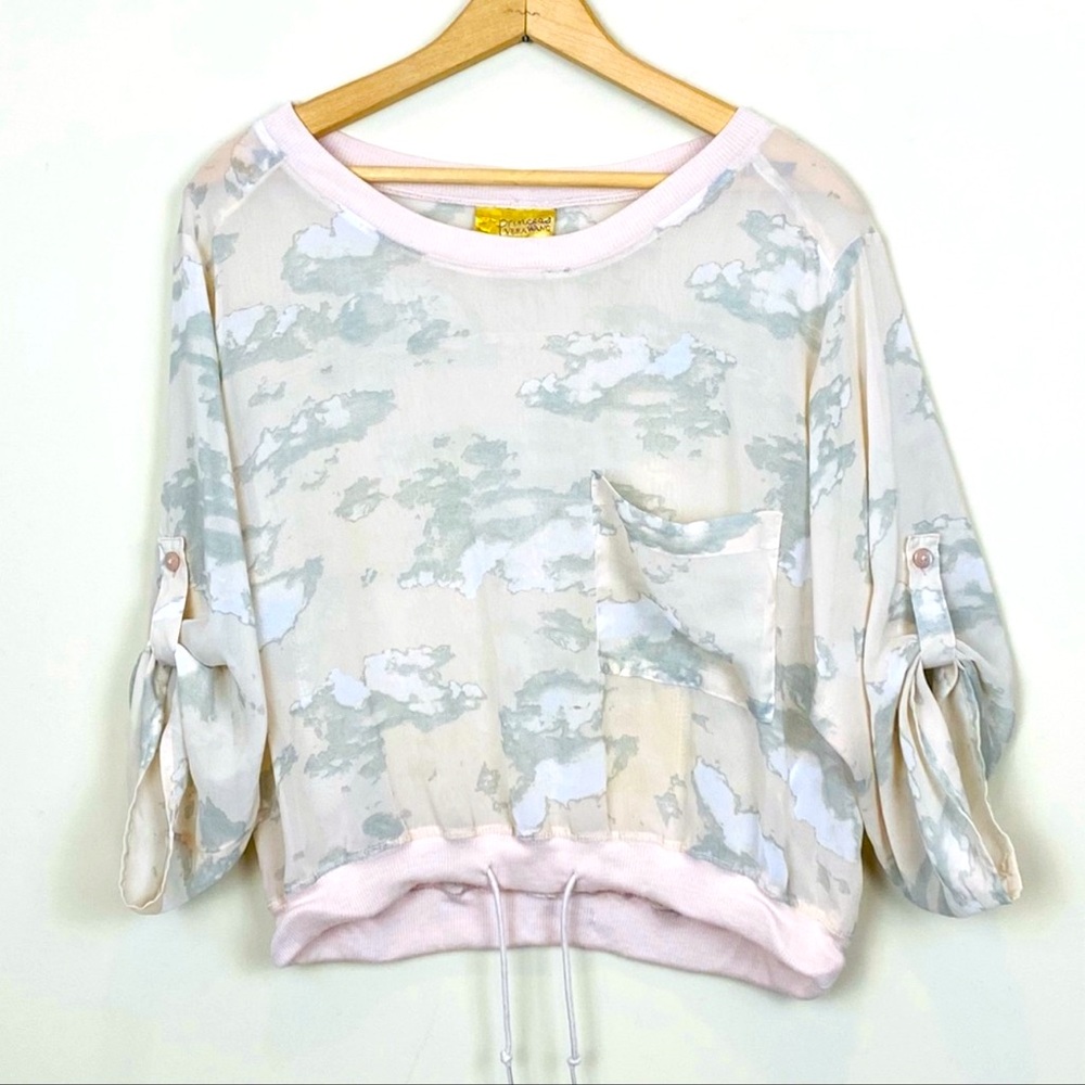 Princess Vera Lang, medium cloud tie, crop top with 3/4 sleeves